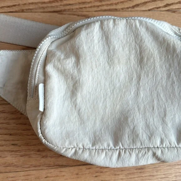 GOOD CONDITION Lululemon large belt bag - Picture 2 of 6